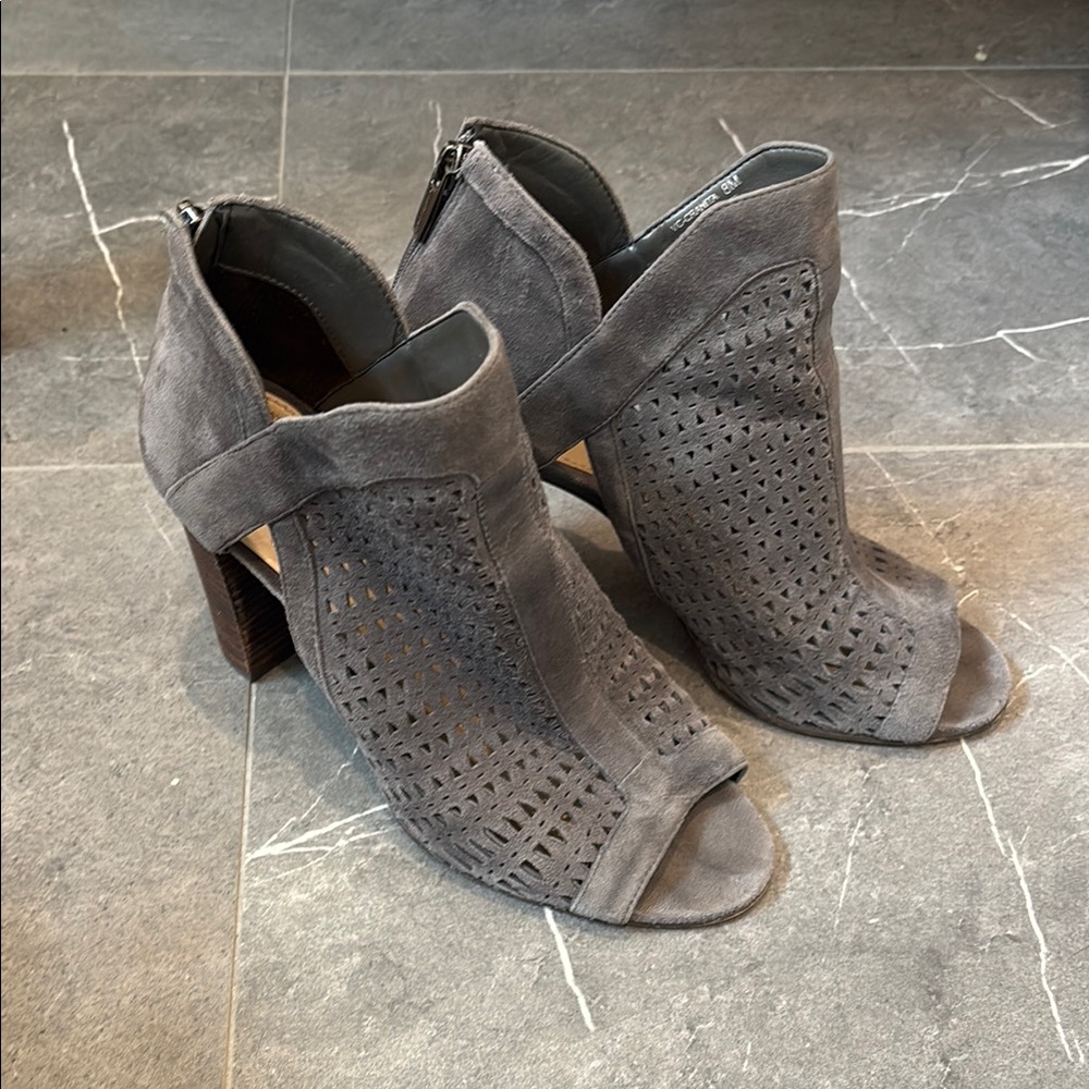 Vince Camuto Cranita peep toe heels size 8